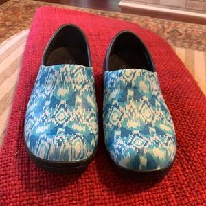 Ladies Crocs work clog size 8 blue white